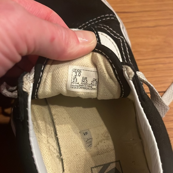 Classic black and white old skool low cut Vans - Picture 9 of 10